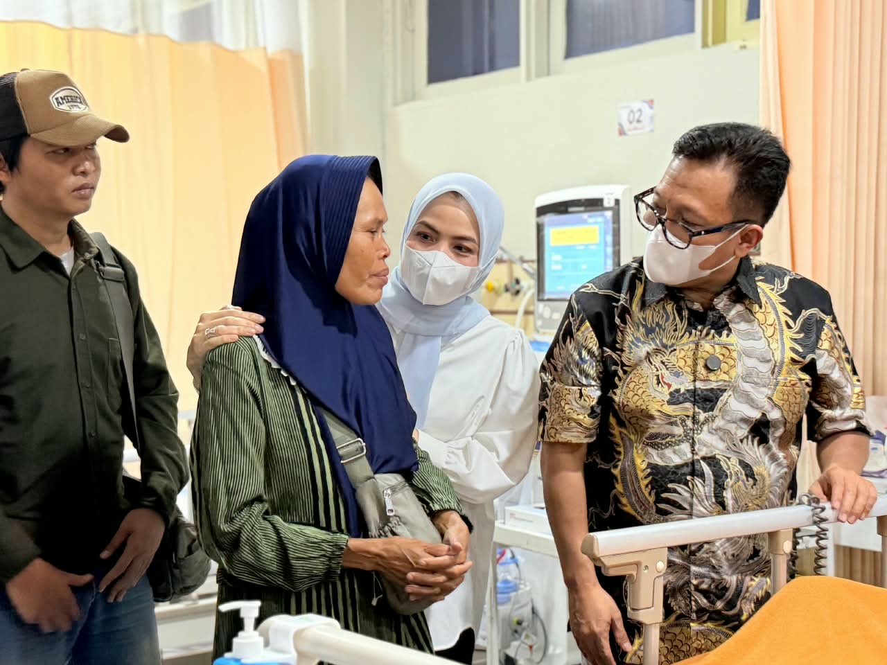 Bupati Serang Ratu Zakiyah Jenguk Hasan Syukur Ojol asal Ciomas Korban Tabrakan BYD di Jakarta