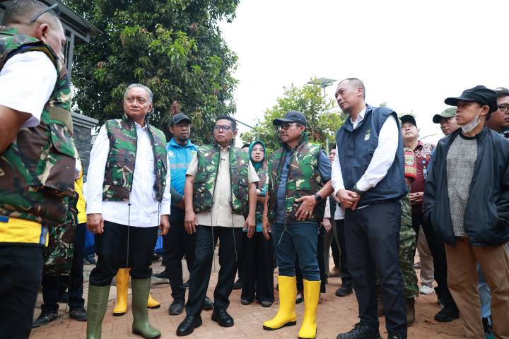 Tinjau Kali Angke Bersama Sachrudin, Menteri PUPR Targetkan Normalisasi Segera Tuntas